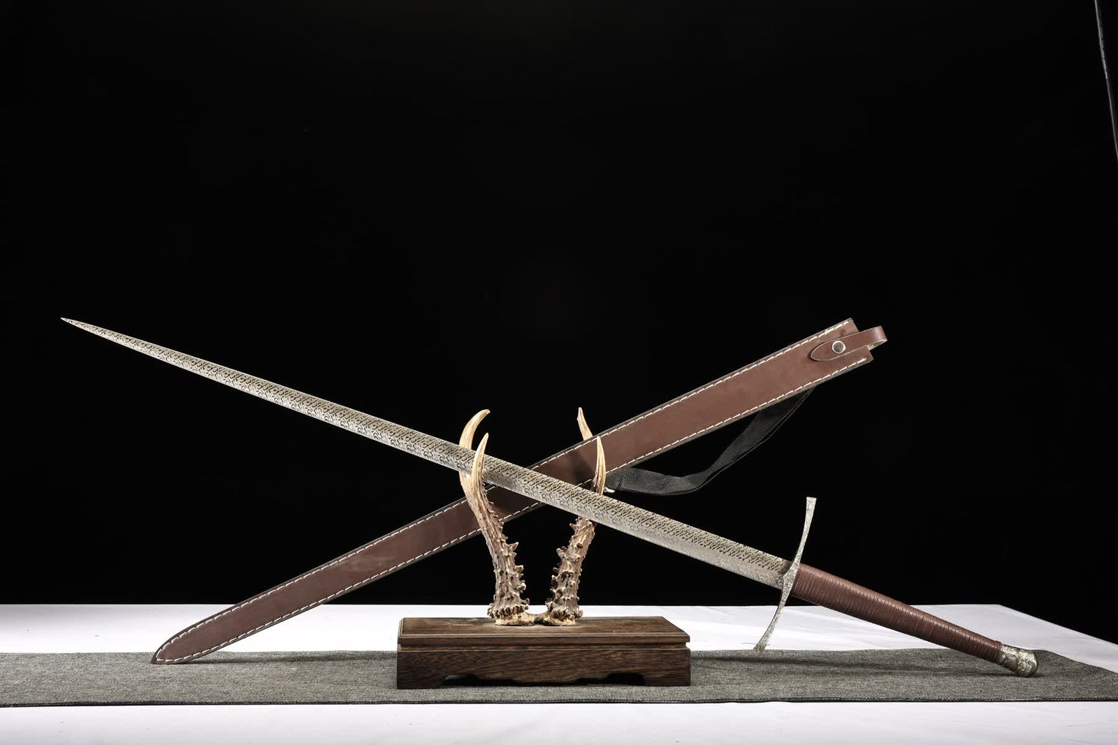 Auspicious Cloud European Sword ES05 - 1060 Steel product photo 1