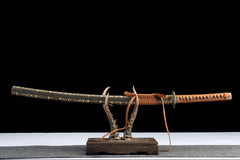 Full side view of 噬魂渊 katana displayed with its embossed patterned saya