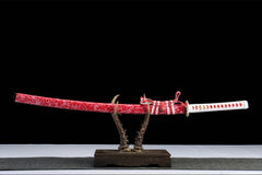 Full side view of 蚀骨红莲 katana displayed with its floral red saya