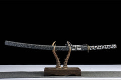 Full side view of 千机变 katana displayed with its speckled lacquered wood saya
