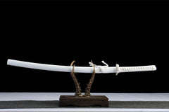 Full side view of 霜刃未试 katana displayed with its pure white saya