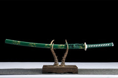 Full side view of 快意裁云 katana displayed with its emerald green saya