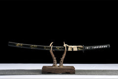 Full side view of 断鸿 katana displayed with its black-and-gold crackle saya