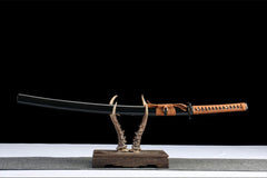 Full side view of 承影流光 katana displayed with its black lacquer saya