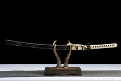 Full side view of 渡厄 katana displayed with its black saya and white frosted pattern