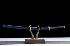 Full side view of 混沌初开 katana displayed with its black lacquer saya