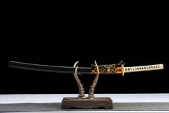 Full side view of 星陨·断时 katana displayed with its black lacquered saya