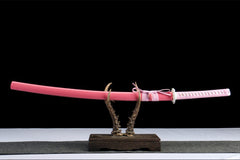 Full side view of 霓虹斩 katana displayed with its pink lacquered saya