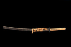 Full side view of 孤鸿影 katana displayed with its Black Mamba Snakeskin Saya