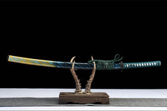 Full side view of 青冥引 katana displayed with its blue-and-gold saya