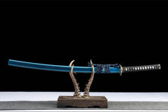 Full side view of 松间鹤唳 katana displayed with its blue shimmer saya