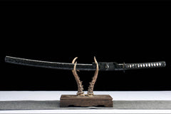 Full side view of 破阵子 katana displayed with its dark hollow-pattern saya