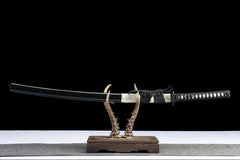 Full side view of 碎岳 katana displayed with its gloss black saya