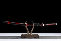 Full side view of 永夜之拥 katana displayed with its crimson gradient saya