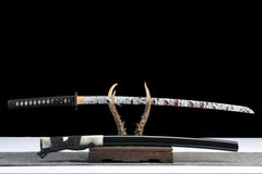 Wide studio view of 碎岳 katana and black lacquered saya on a wooden stand