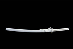 Wide studio view of 霜刃未试 katana and white lacquered saya on a wooden stand