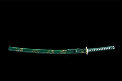Wide studio view of 快意裁云 katana and green dragon-relief saya on a wooden stand