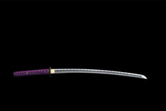 Close-up of 暗夜魔瞳 blade showing the darkened finish and polished edge