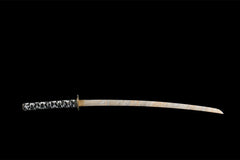 Close-up of 千机变 blade showing the flowing fire-pattern finish in the 1045 steel