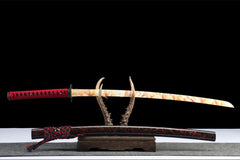 Close-up of 惊鸿照影 blade showing the sunset fire pattern in the 1045 steel