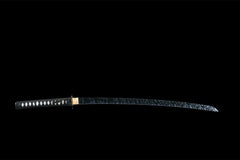 Close-up of 破阵子 blade showing the blue-black wave pattern in the 1045 steel