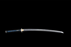 Close-up of 混沌初开 blade showing the silver finish and wave temper pattern