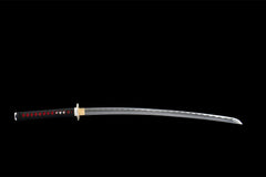 Close-up of 永夜之拥 blade showing the polished silver finish and white edge line