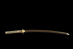 Close-up of 星陨·断时 blade showing the warm gold-brown flame pattern in the steel