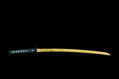 Close-up of 青冥引 blade showing the golden grain pattern in the steel