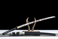 Close-up of 碎岳 blade showing the ink landscape mountain pattern in the steel
