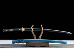 Detailed view of 松间鹤唳 drawn beside the blue lacquered saya and matching sageo