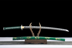 Detailed view of 快意裁云 drawn beside the emerald lacquered saya and matching sageo