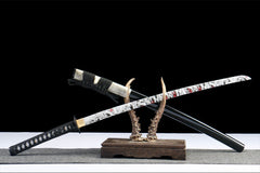Detailed view of 碎岳 drawn beside the gloss black saya and black sageo