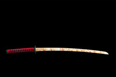 Detailed view of 惊鸿照影 drawn beside the crackled saya and black-red sageo