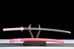 Detailed view of 霓虹斩 drawn beside the pink lacquered saya and matching sageo