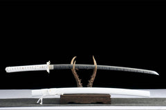Detailed view of 霜刃未试 drawn beside the white saya and matching sageo
