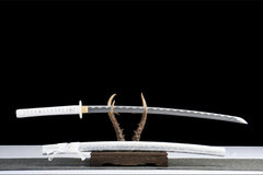 Detailed view of 冰魄凝光 drawn beside the white lacquer saya and white sageo