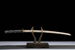 Detailed view of 千机变 drawn beside the lacquered speckled saya and braided sageo