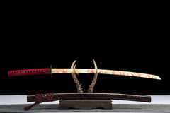 Upper saya close-up of 惊鸿照影 highlighting the dark lacquer and red crackle detailing