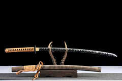 Upper saya close-up of 孤鸿影 showing the Black Mamba scale pattern and tan cord