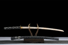 Upper saya close-up of 千机变 highlighting the dark lacquer and bright speckled finish