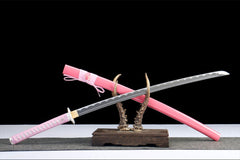 Upper saya close-up of 霓虹斩 highlighting the glossy sakura pink finish