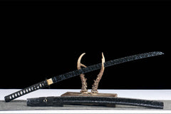 Upper saya close-up of 破阵子 highlighting the hollow-pattern lacquer finish