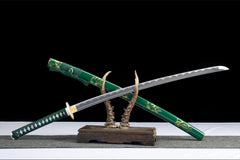 Close-up of 快意裁云 tsuka wrap with deep green cotton ito and bamboo mekugi