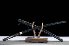 Close-up of 破阵子 tsuka wrap with black cotton ito and bamboo mekugi