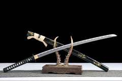 Close-up of 断鸿 tsuka wrap with black cotton ito and bamboo mekugi