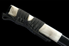 Close-up of 碎岳 tsuka wrap with black cotton cord and bamboo mekugi