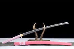 Close-up of 霓虹斩 tsuka wrap with soft pink cotton ito and bamboo mekugi