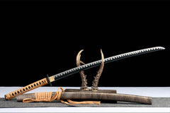 Close-up of 孤鸿影 tsuka wrap with black samegawa-style underlay and tan ito