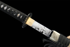 Saya mouth and cord detail of 碎岳 showing lacquer finish and sageo